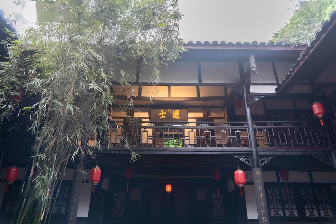 逃离废弃的卡车场